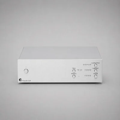 Pro-Ject Phono Box S3 B: phono preamp balanced MM/MC vỏ nhôm bạc, mặt trước có nút nguồn và các núm chỉnh loading ohms/pF, gain dB, công tắc input RCA/XLR và subsonic, nền xám studio