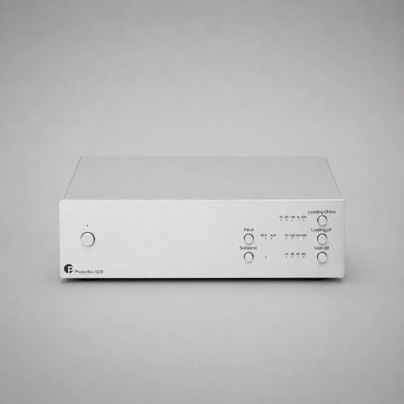 Pro-Ject Phono Box S3 B: phono preamp balanced MM/MC vỏ nhôm bạc, mặt trước có nút nguồn và các núm chỉnh loading ohms/pF, gain dB, công tắc input RCA/XLR và subsonic, nền xám studio