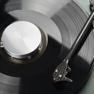 Pro-Ject Record Puck E màu bạc trên đĩa vinyl, cần than carbon Pro-Ject