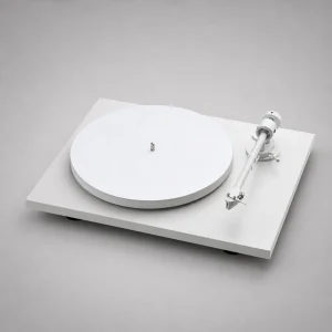 Mâm đĩa than Pro-Ject T1 All White: thân trắng phẳng, platter trắng, tay cần trắng, kim trắng, chân đế đen thấp, nền xám studio, góc chụp 3 phần 4