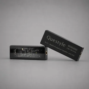 Hai bộ Questyle M12i Mobile Headphone Amplifier with DAC: một máy nằm ngang lộ mạch qua mặt trong suốt (ESS, Current Mode Amplification), một máy tựa hiển thị logo Questyle, Hi-Res Lossless, CMA SiP Inside và cổng ra 3,5 mm viền vàng trên nền xám studio.