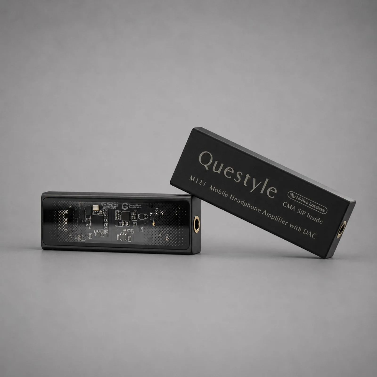 Hai bộ Questyle M12i Mobile Headphone Amplifier with DAC: một máy nằm ngang lộ mạch qua mặt trong suốt (ESS, Current Mode Amplification), một máy tựa hiển thị logo Questyle, Hi-Res Lossless, CMA SiP Inside và cổng ra 3,5 mm viền vàng trên nền xám studio.