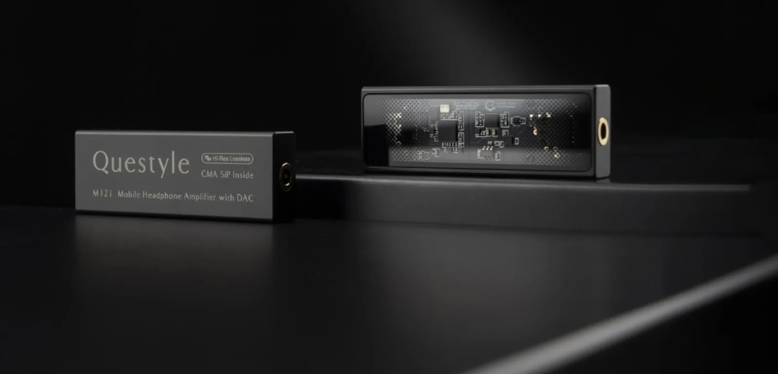 Questyle M12i trên nền đen: một máy nằm ngang thấy vỏ kim loại xám và chữ Questyle, Hi-Res Lossless, CMA SiP; một máy mặt trước trong suốt lộ PCB, logo Current Mode Amplification và jack 3,5 mm.