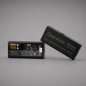 Hai bộ Questyle M15i Mobile Headphone Amplifier with DAC: một máy nằm ngang lộ mạch ESS qua mặt trong suốt, một máy tựa hiển thị logo Questyle, Hi-Res Lossless, CMA SiP Inside, cổng 3,5 mm và 4,4 mm cân bằng, công tắc gain trên nền xám.