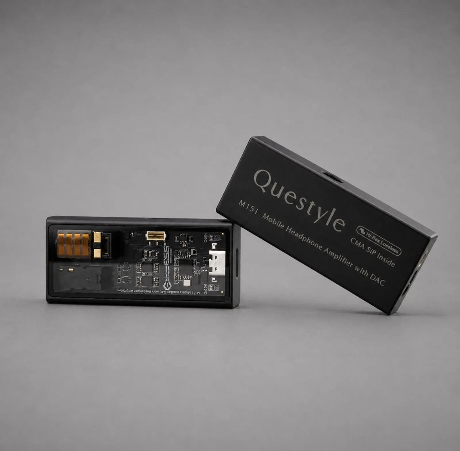 Hai bộ Questyle M15i Mobile Headphone Amplifier with DAC: một máy nằm ngang lộ mạch ESS qua mặt trong suốt, một máy tựa hiển thị logo Questyle, Hi-Res Lossless, CMA SiP Inside, cổng 3,5 mm và 4,4 mm cân bằng, công tắc gain trên nền xám.