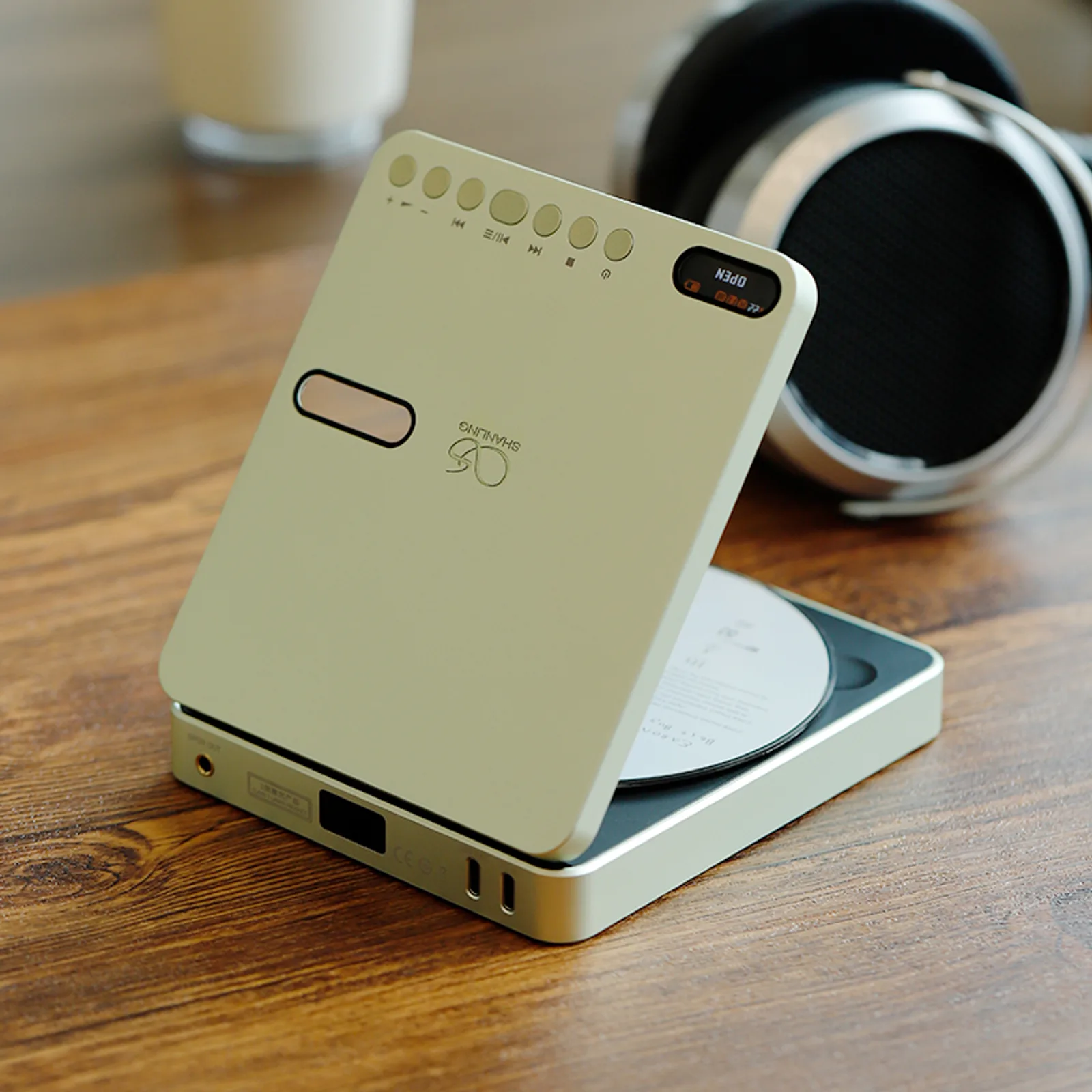 Shanling EC Play màu xanh ngọc mở nắp với đĩa CD, màn OPEN và cổng SPDIF OUT, USB-C mặt trước
