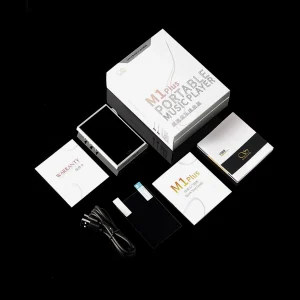 Cận cảnh Shanling M1 Plus hai màu: một máy màu đen và một máy màu bạc/trắng, hiển thị màn hình phát nhạc trên nền xám studio