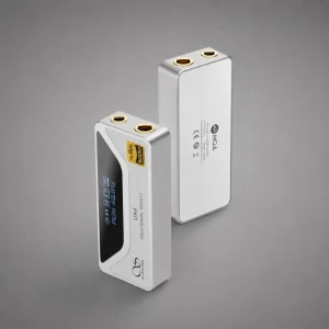 Hai Shanling UA4 (xám titanium và bạc) cùng tai nghe in-ear trên bàn gỗ: màn OLED, cổng USB-C, jack 3,5 mm và 4,4 mm, 32bit/768kHz DSD512.