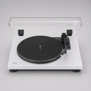 Mâm đĩa than TEAC TN-180BT-A3 màu trắng: thân trắng chữ TEAC, platter đen, tay cần đen, panel điều khiển đèn xanh Bluetooth, nắp bụi trong mở, nền xám trung tính