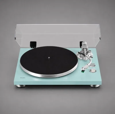 Mâm đĩa than TEAC TN-400BT-X/TB màu xanh ngọc, góc chính diện, nắp che bụi mở, cần kim S và platter nhôm