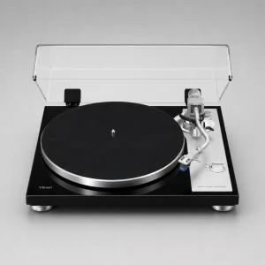 Mâm đĩa than TEAC TN-4D-SE direct drive: thân đen piano bóng chữ TEAC, platter nhôm viền bạc và nỉ đen, tay cần S bạc có kim MM nhà xanh, núm tốc độ và nguồn trên tấm kim loại xước chữ DIRECT DRIVE TURNTABLE, chân tách rung bạc, nắp bụi trong mở, nền xám studio