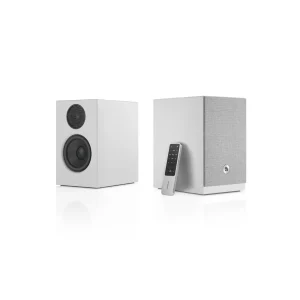 Cặp loa Audio Pro A28W trắng: một loa tháo ê-căng lộ tweeter và woofer, loa còn lại có ê-căng vải xám, kèm remote bạc