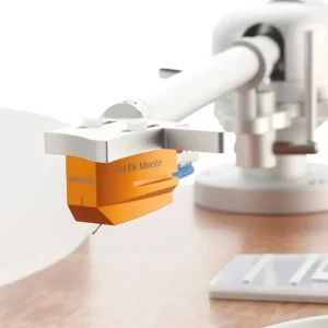 Cartridge Clearaudio Al Di Meola màu cam trên headshell bạc, chữ Al Di Meola và logo clearaudio, cần đọc kim loại