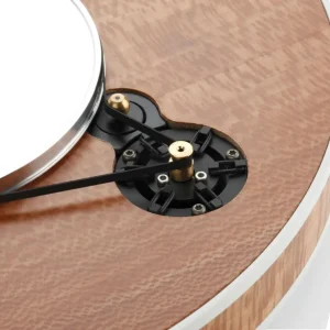 Cơ chế belt drive Clearaudio Al Di Meola: pulley đồng, dây đai và hệ treo cách ly trên khung gỗ viền bạc