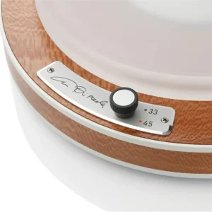 Núm điều khiển Clearaudio Al Di Meola trên tấm bạc, chữ ký Al Di Meola, tốc độ 33 và 45 RPM trên khung gỗ