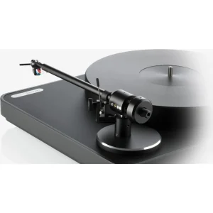 Cận cảnh tonearm và pivot Clearaudio Concept Signature, headshell bạc, dây nối cartridge màu trên mâm đen