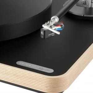 Cận cảnh cần đọc Clearaudio Concept Signature với cartridge concept mc, badge concept Signature trên khung đen