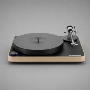 Mâm đĩa than Clearaudio Concept Signature khung gỗ nhiều lớp, mâm đen, cần đọc và núm điều khiển viền LED xanh, nền xám