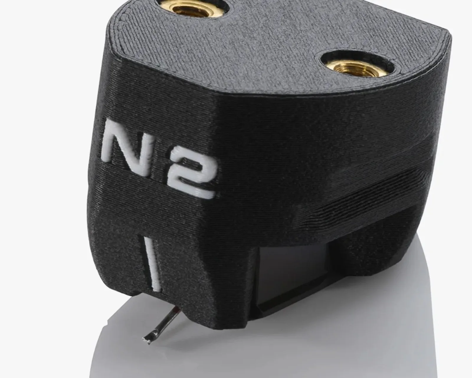 Cartridge Clearaudio N2 MM màu đen texture 3D, chữ N2 trắng, kim và chân vít gắn headshell, nền xám