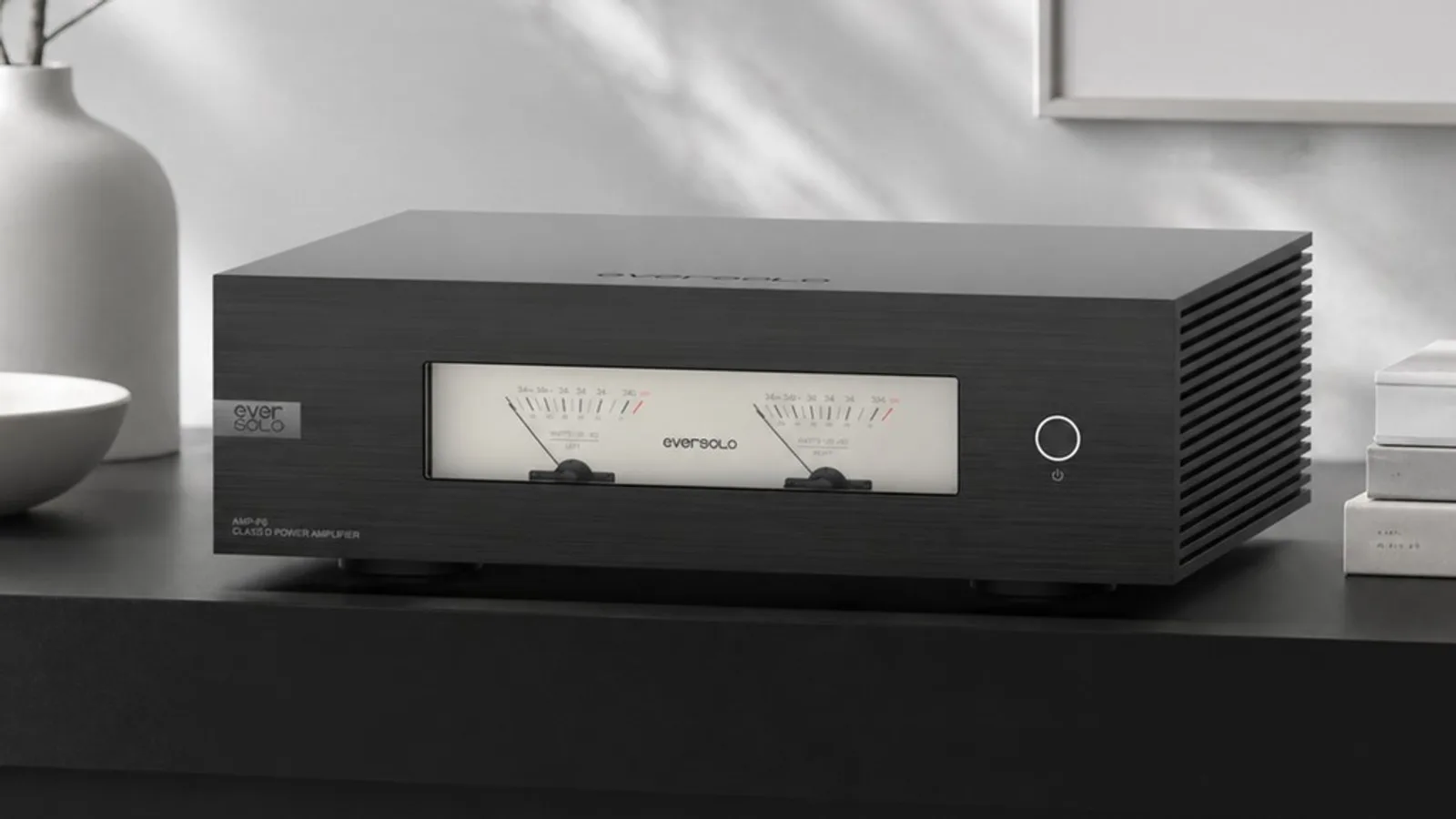 Bộ khuếch đại công suất Eversolo AMP-F6 Class D với hai đồng hồ VU mặt kim loại phay xước