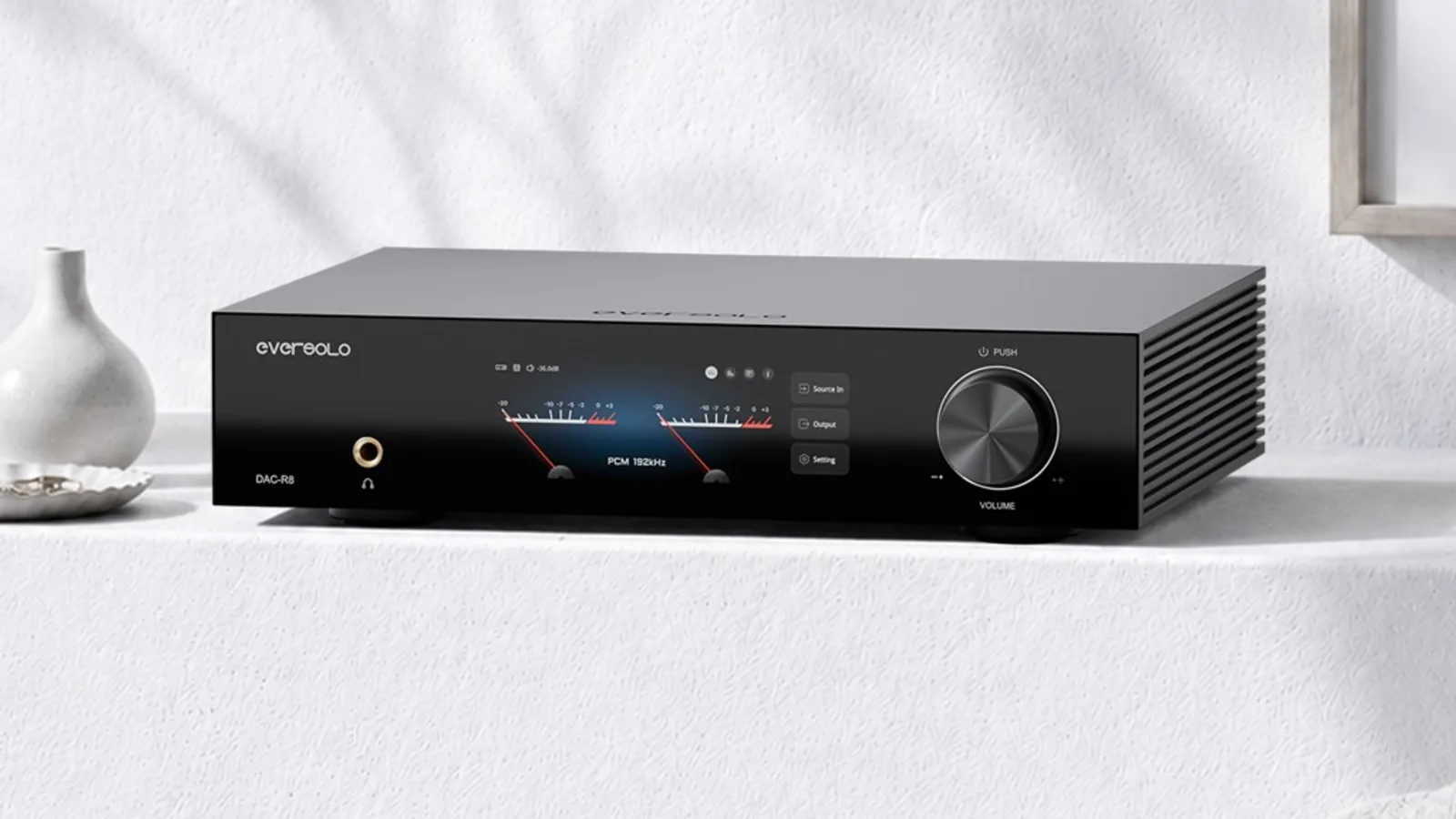 Bộ giải mã DAC Eversolo DAC-R8 R2R với màn VU meter và núm volume trên kệ đá