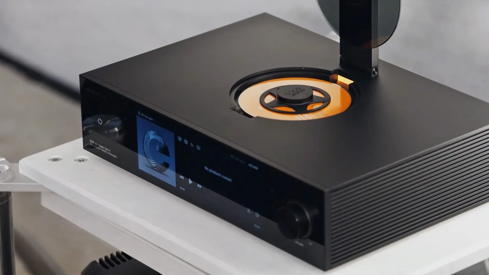 Eversolo DMP-A8 Master Edition Gen 2 với khay CD top-loading đang mở trên kệ audio