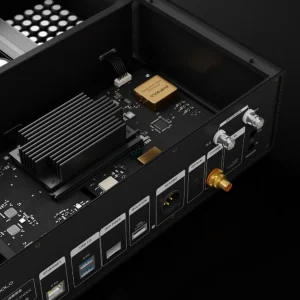 Cận cảnh bo mạch bên trong Eversolo với OCXO 10 MHz và cổng SFP Fiber AES EBU USB