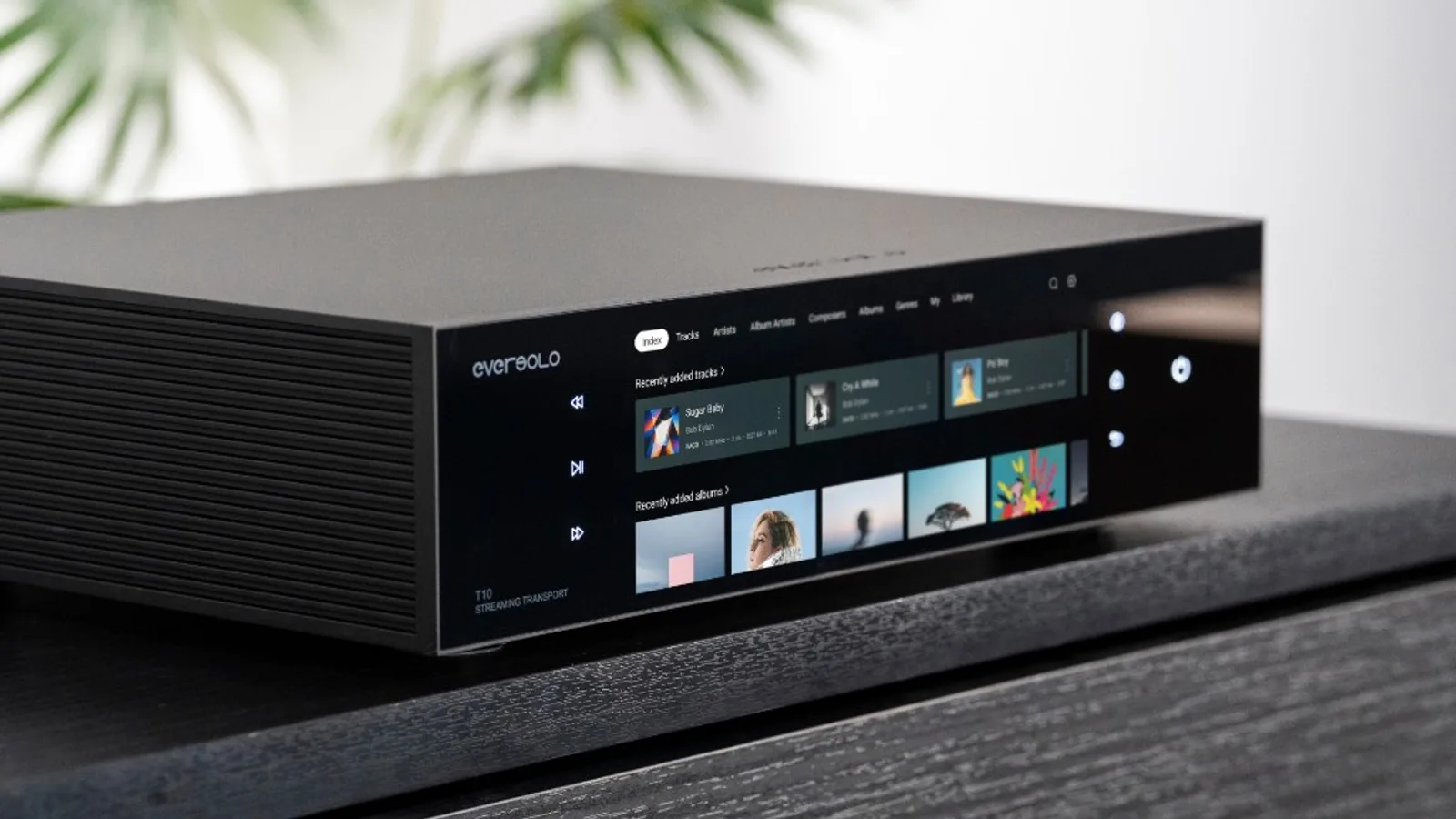 Eversolo T10 Streaming Transport với màn 8,6 inch hiển thị thư viện nhạc trên kệ gỗ