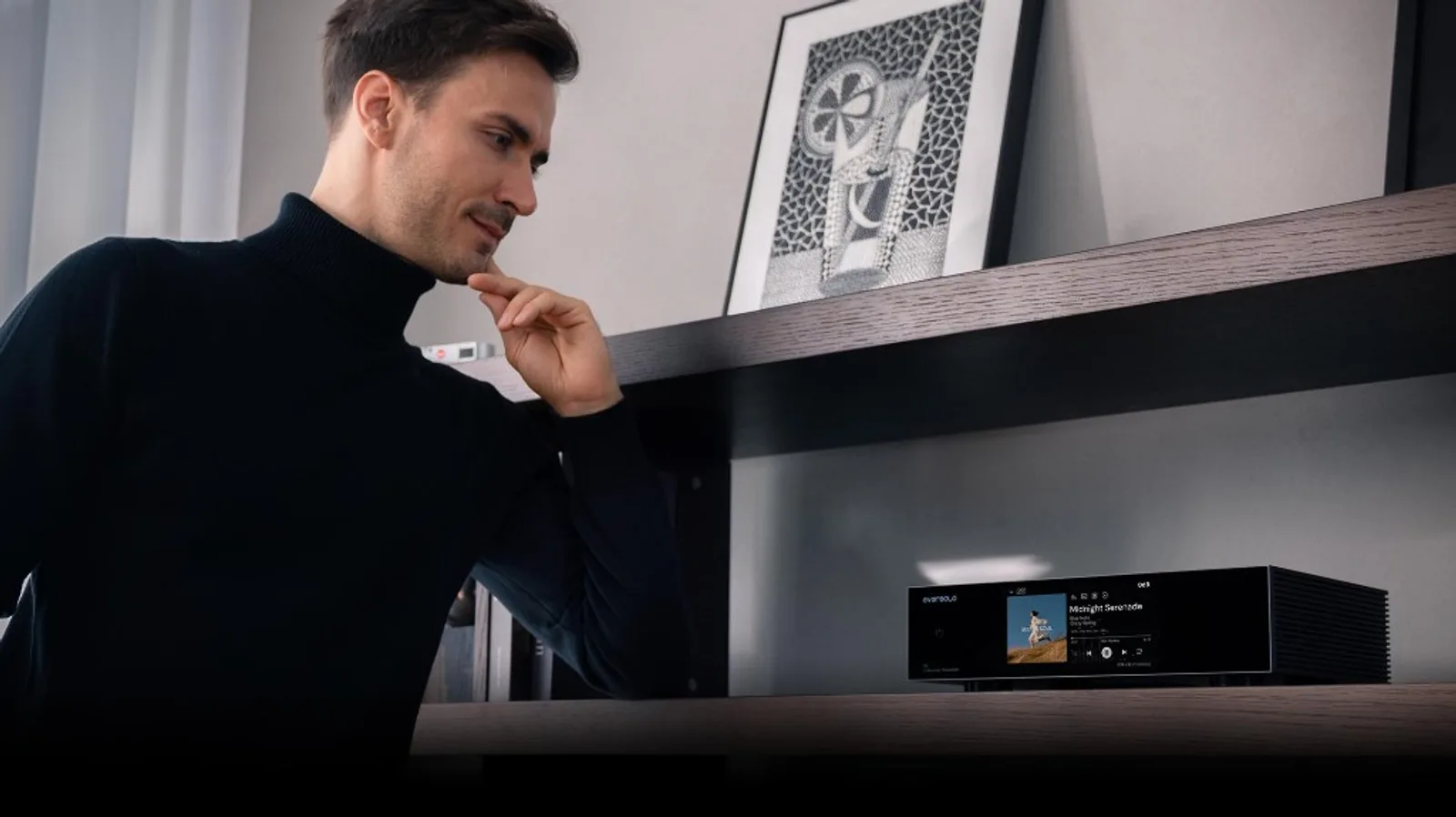 Eversolo T8 trên kệ gỗ tối, người dùng nhìn màn phát nhạc Midnight Serenade, thiết kế tản nhiệt hai bên