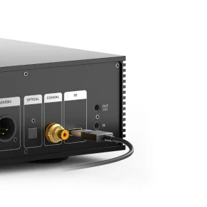 Cận cảnh mặt sau Eversolo T8: cổng AES/EBU, optical, coaxial và IIS với cáp HDMI I2S cắm sẵn