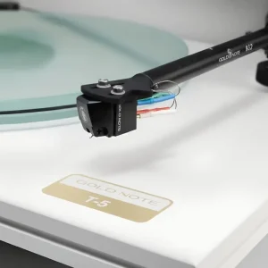 Cận cảnh nameplate vàng Gold Note T-5, cần đòn B-5.2 và cartridge trên đế trắng