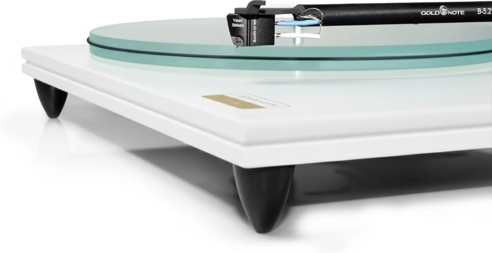 Cận cảnh cần đòn Gold Note B-5.2 và cartridge Vasari Shibata trên mâm T-5 White, đĩa kính mờ