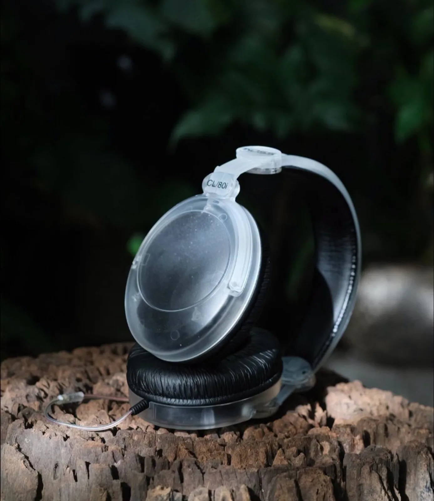 Tai nghe Koss CL/80i over-ear nhựa trong suốt gập, đệm protein leather đen, logo KOSS trên quai