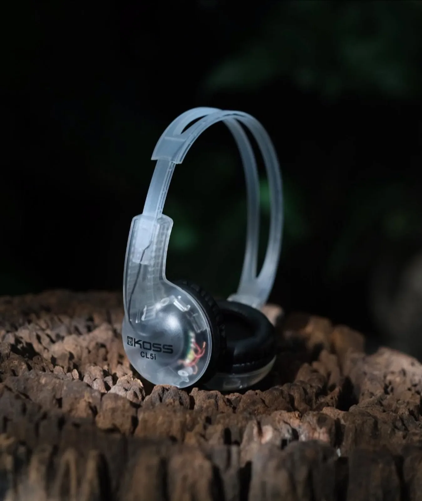Tai nghe Koss CL5i on-ear nhựa clear, đệm đen, dây điện bên trong lộ qua vỏ trong suốt