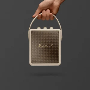 Marshall Stockwell III màu cream cầm dây đeo da, lưới vàng và logo Marshall trên nền tối
