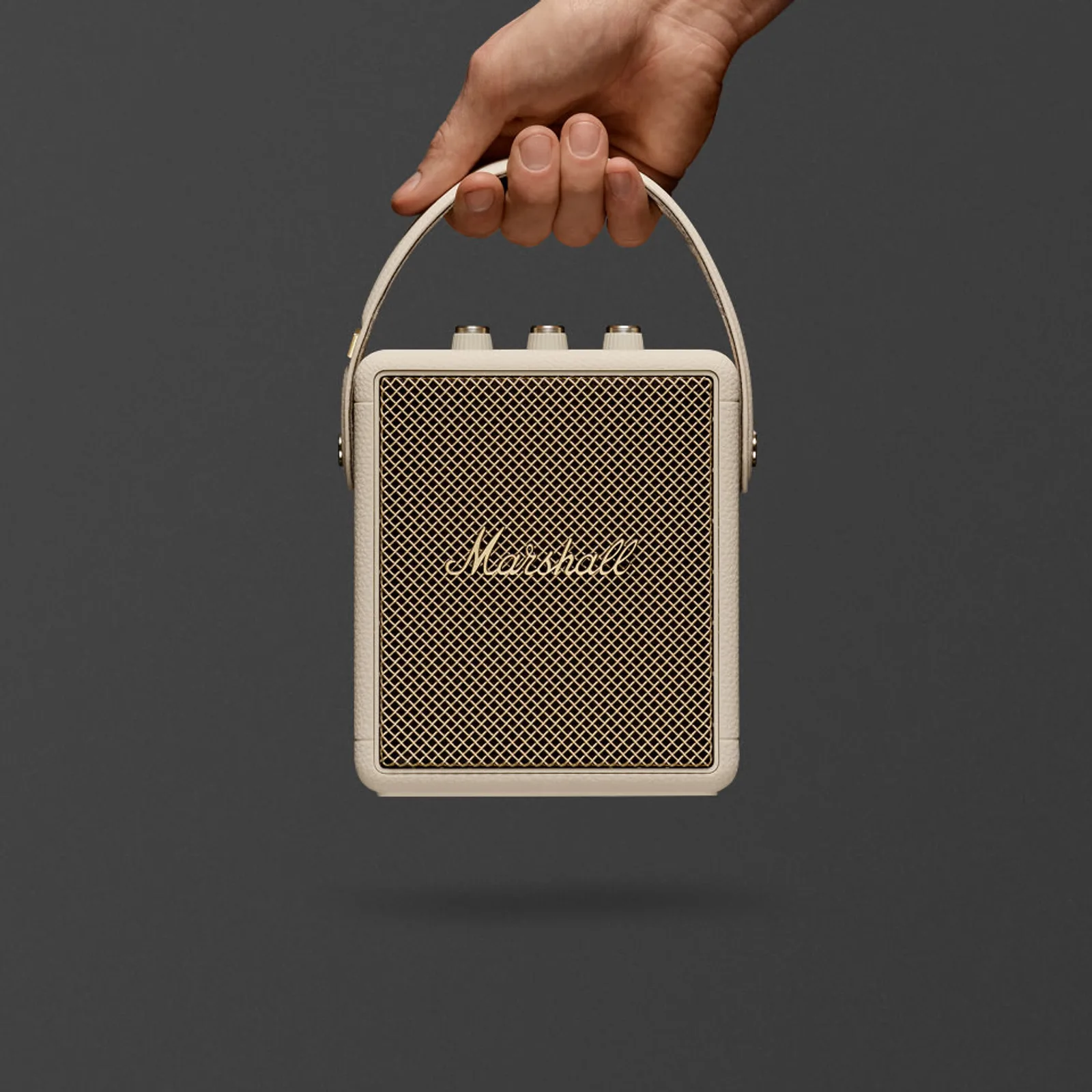 Marshall Stockwell III màu cream cầm dây đeo da, lưới vàng và logo Marshall trên nền tối