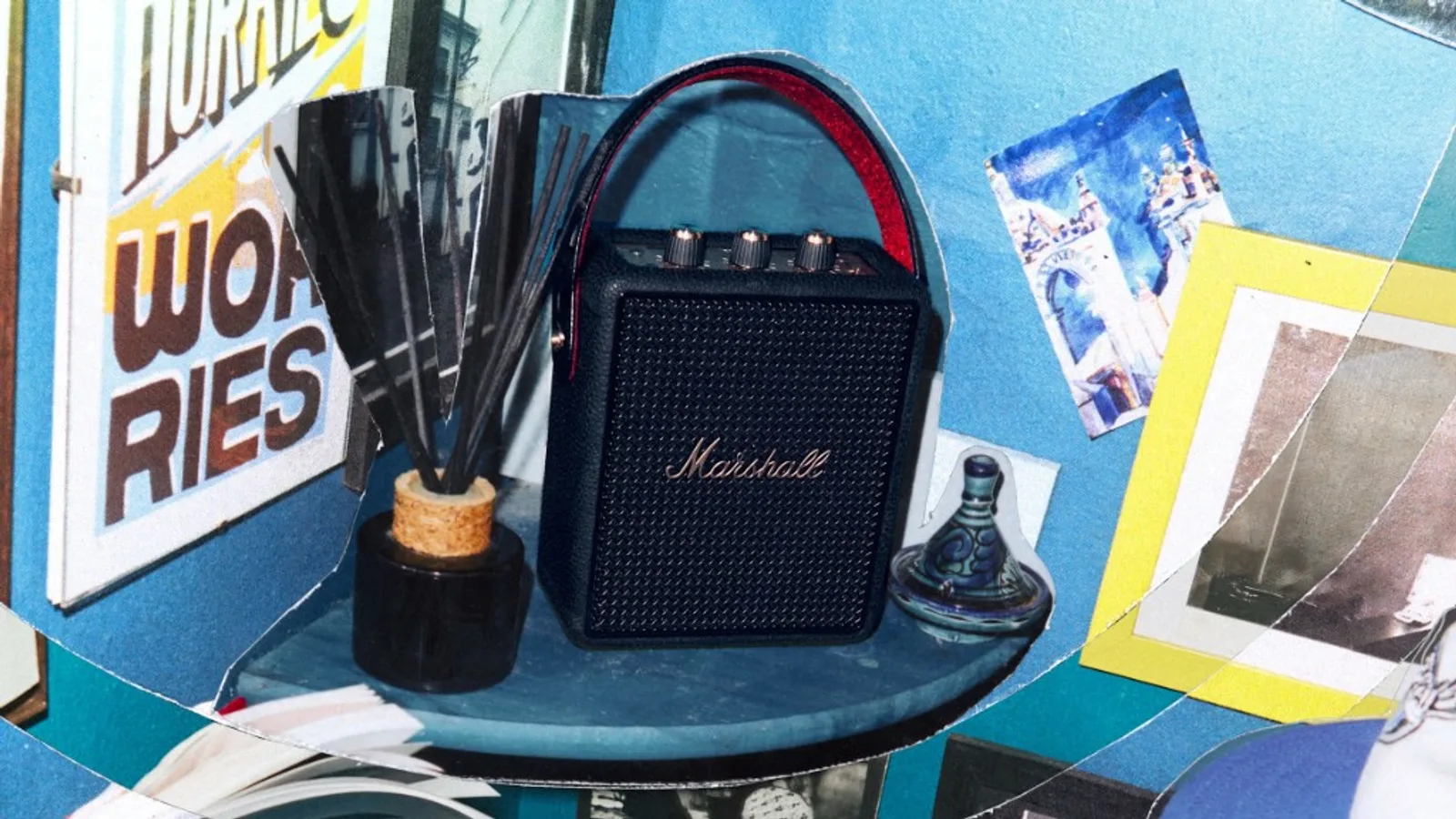 Marshall Stockwell III trên kệ xanh với tranh poster và đồ trang trí phong cách nghệ thuật