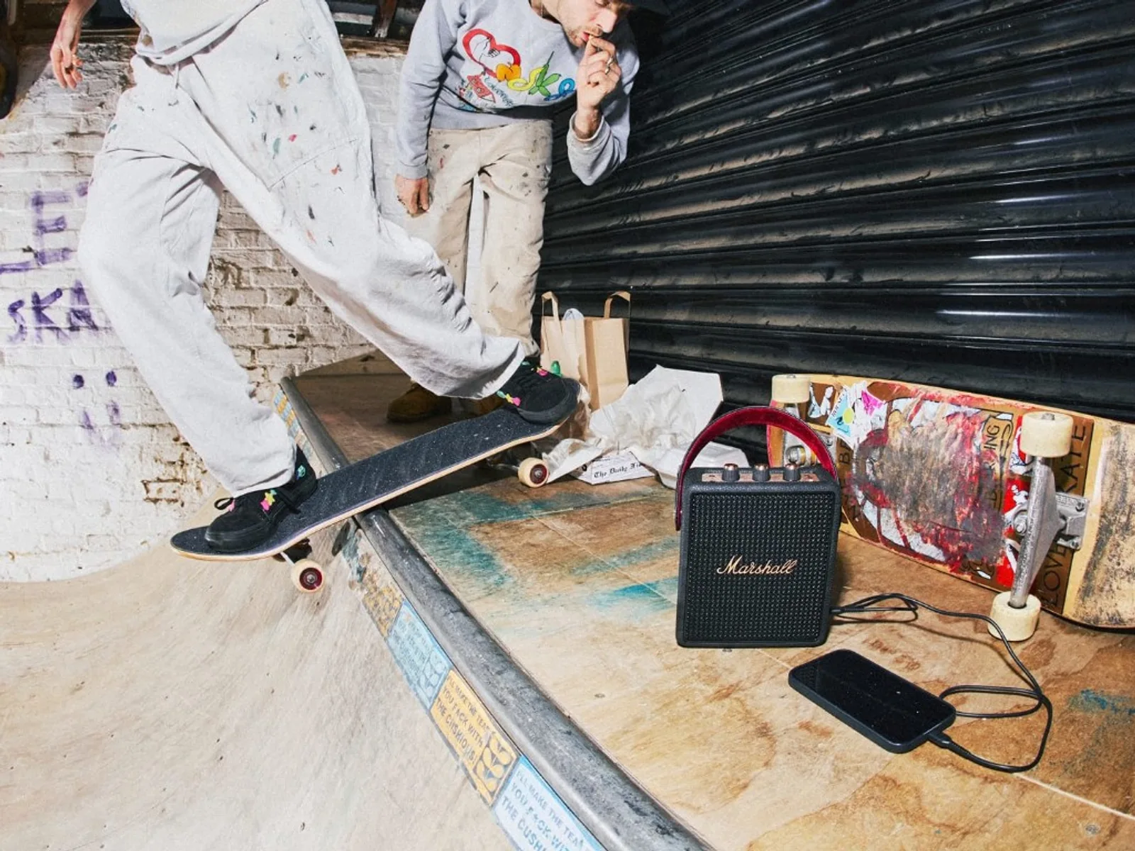 Marshall Stockwell III kết nối điện thoại tại sân trượt ván trong không gian lifestyle năng động