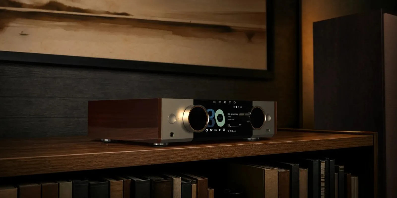 Onkyo Muse Y-50 trên kệ gỗ với tranh phong cảnh phía sau, ánh sáng ấm phòng nghe hi-fi