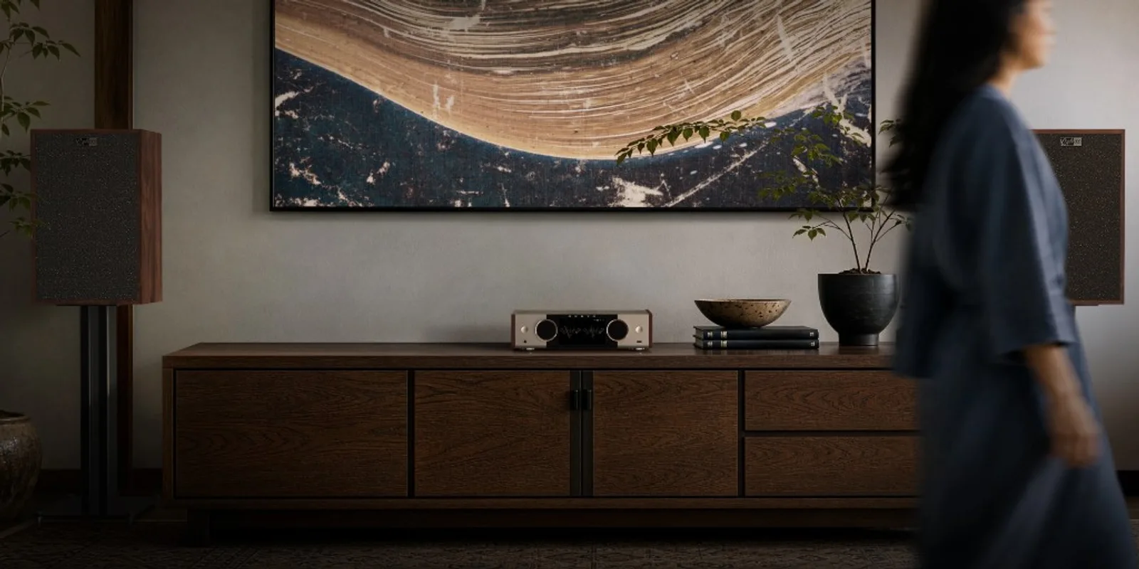 Onkyo Muse Y-50 trên console gỗ giữa loa floorstanding, tranh abstract và không gian phòng khách hi-end