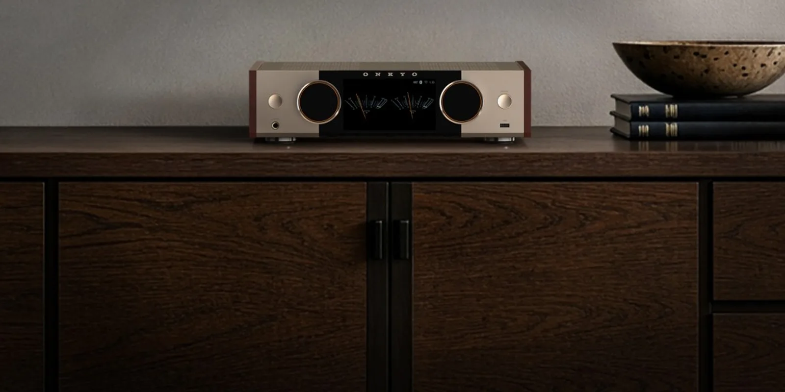 Onkyo Muse Y-50 trên kệ gỗ tối, màn hiển thị VU meter analog phát sáng, thiết kế retro hi-fi