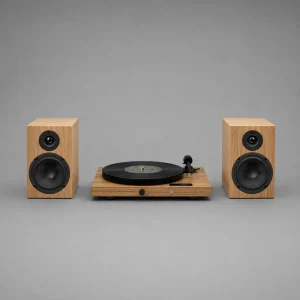 Pro-Ject Juke Box E1 HiFi Set với mâm than all-in-one gỗ và cặp loa bookshelf cùng màu, thiết kế tối giản nền xám