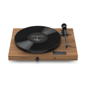 Pro-Ject Juke Box E1 mâm đĩa than all-in-one khung gỗ walnut, đĩa quay đen, cần đọc và màn hình tích hợp, nền trắng