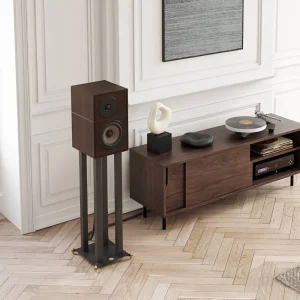 Loa Revival Audio ATALANTE 3 màu Ebony góc nghiêng trên chân loa phòng có tường panel trắng