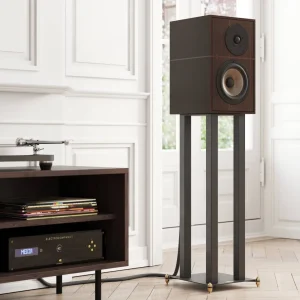 Loa Revival Audio ATALANTE 3 màu Ebony trên chân loa spike vàng cạnh kệ đĩa than sàn gỗ xương cá
