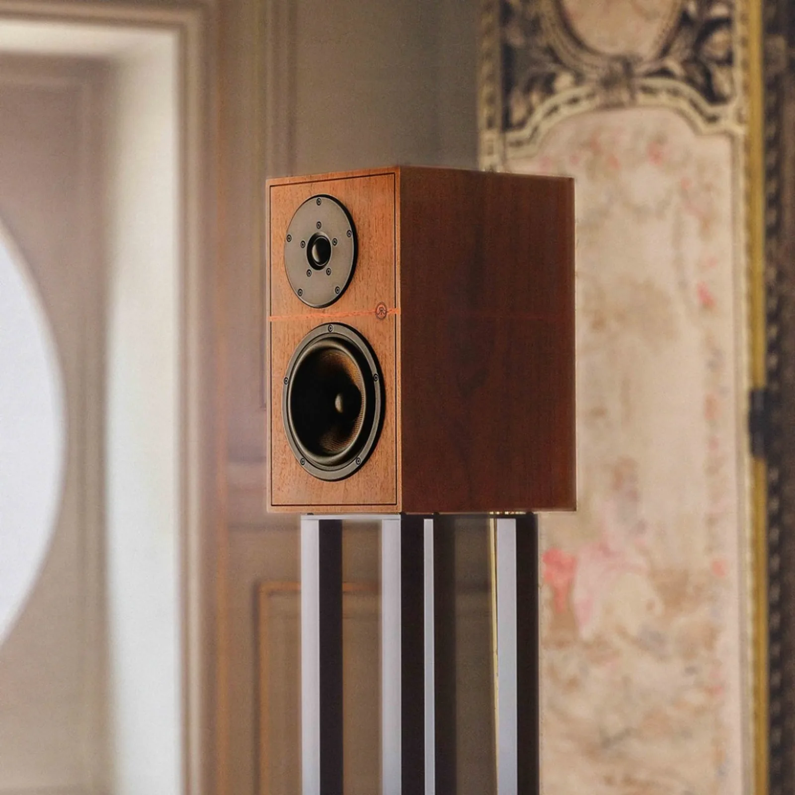Loa Revival Audio ATALANTE 3 màu Walnut trên chân loa bốn chân trong không gian nội thất sang trọng