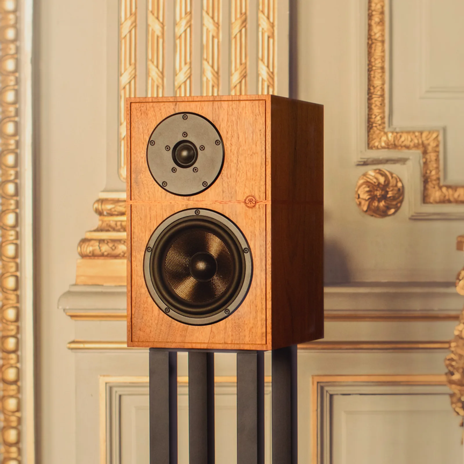 Loa bookshelf Revival Audio ATALANTE 3 màu Walnut, tweeter và woofer BSC trên chân loa nền cổ điển