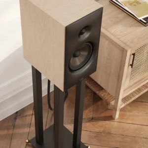 Loa Revival Audio SPRINT 3 màu Blonde Oak trên chân loa chuyên dụng, góc nhìn từ trên xuống sàn gỗ xương cá