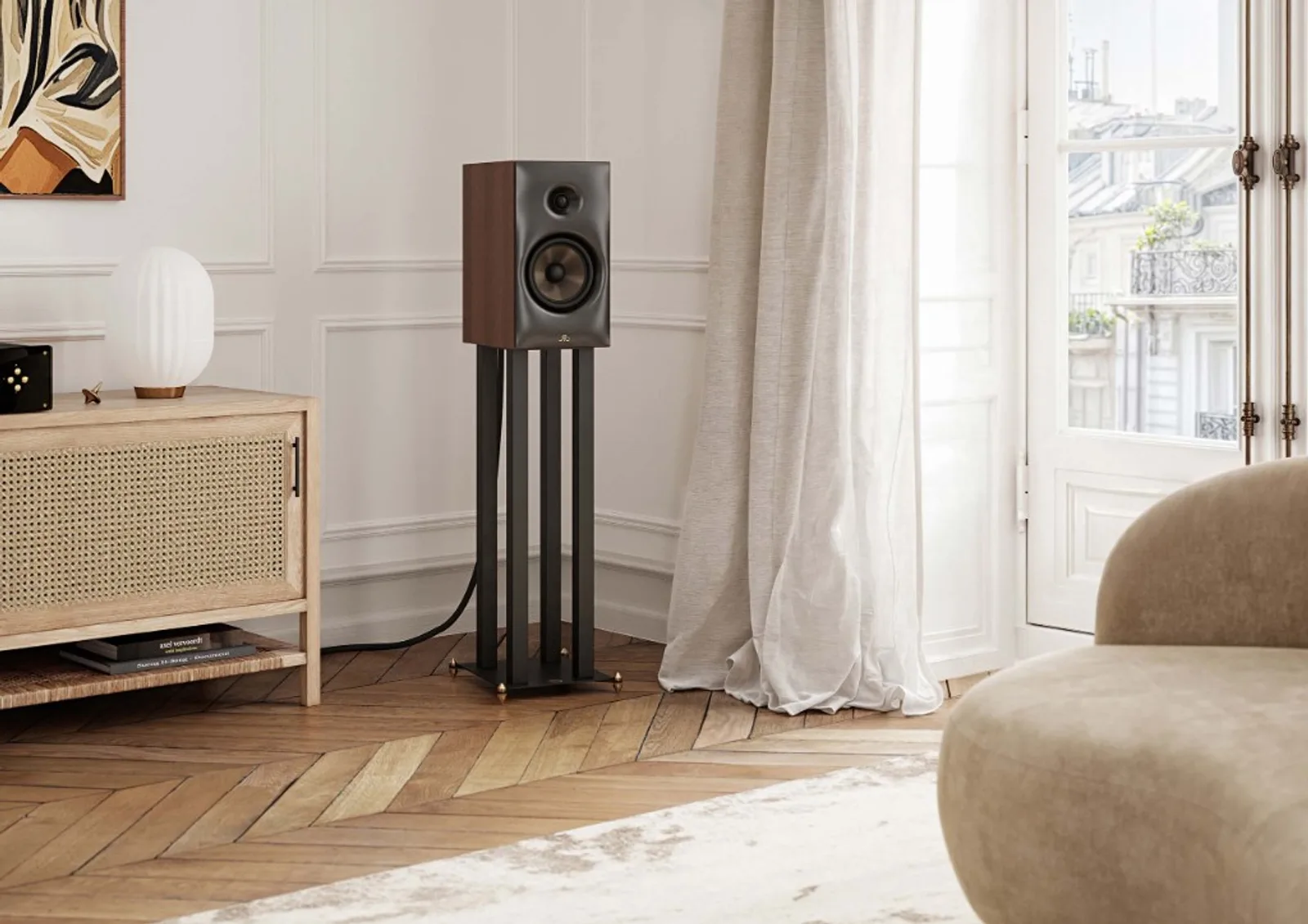 Loa Revival Audio SPRINT 3 màu Walnut trên chân loa bên cửa sổ rèm trắng, phòng khách sàn gỗ xương cá