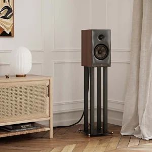 Loa bookshelf Revival Audio SPRINT 3 màu Walnut trên chân loa trong phòng khách sang trọng sàn gỗ xương cá